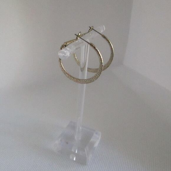 Vintage 80s/90s Gold Tone Hoop Earrings Textured Glitter Finish 1in Latch Back - Picture 6 of 17